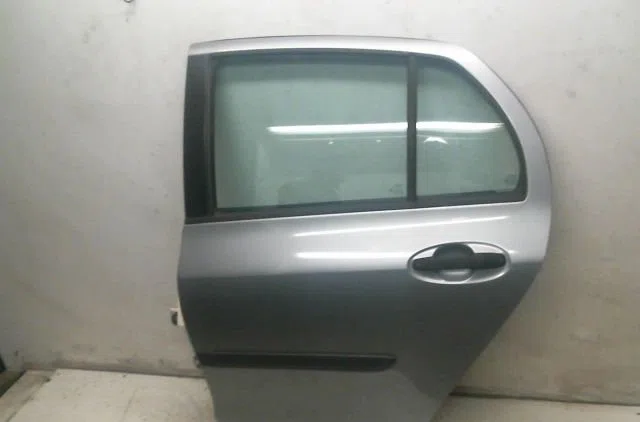 Porte arrière gauche Toyota YARIS (_P9_) 1.0 vvt-i (ksp90_) (2005-2011) 5 portes occasion