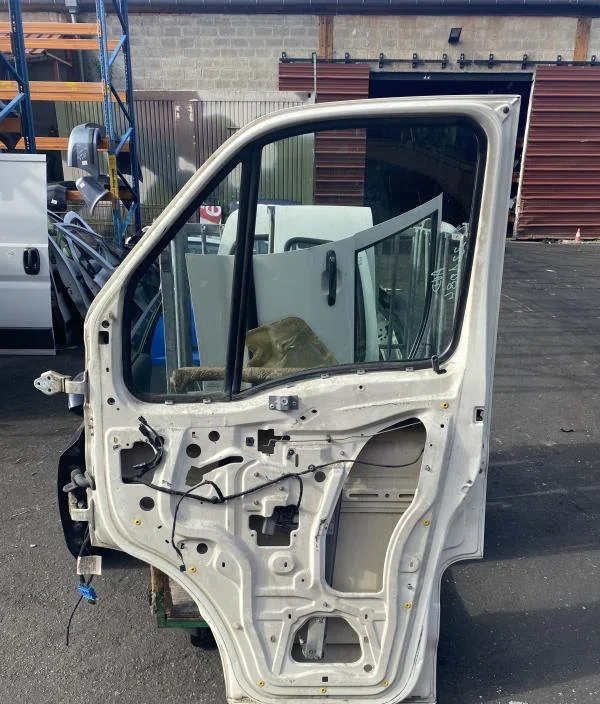 Porte avant droite Iveco DAILY IV Camionnette 35c12 v, 35c12 v-p, 35s12 v, 35s12 v-p (2006-2011) occasion