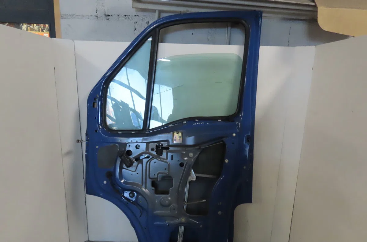 Porte avant droite Renault MASTER II Camion plate-forme-Châssis (ED-HD-UD) 2.5 dci 100 (ed4v, ed8v) (2003) occasion