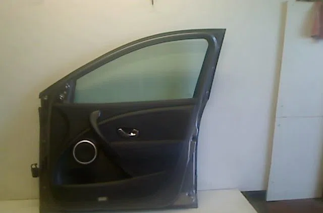 Porte avant droite Renault MEGANE III 3-5 portes (BZ0-1_, B3_) 1.4 tce (bz0f, bz1v) (2009) occasion