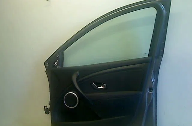 Porte avant droite Renault MEGANE III 3-5 portes (BZ0-1_, B3_) 1.4 tce (bz0f, bz1v) (2009) occasion