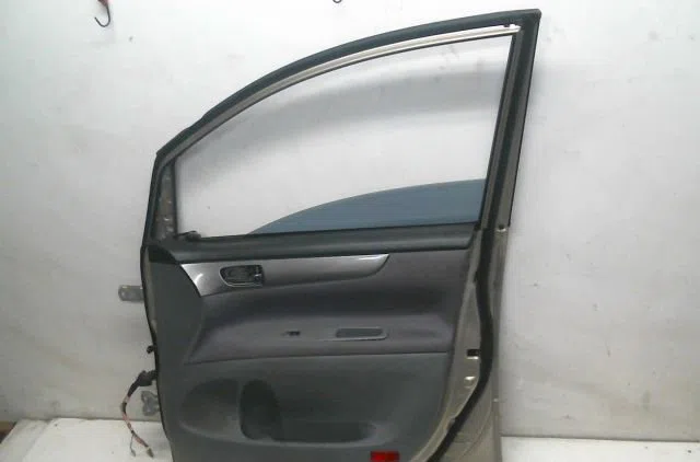Porte avant droite Toyota AVENSIS VERSO (_M2_) 2.0 d (clm20_) (2001-2005) occasion