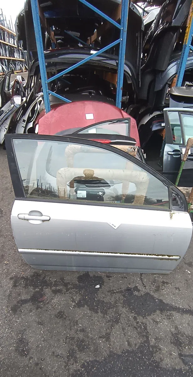 Porte avant droite Toyota COROLLA A trois volumes (_E12_) 1.4 vvt-i (zze120_) (2001-2006) occasion