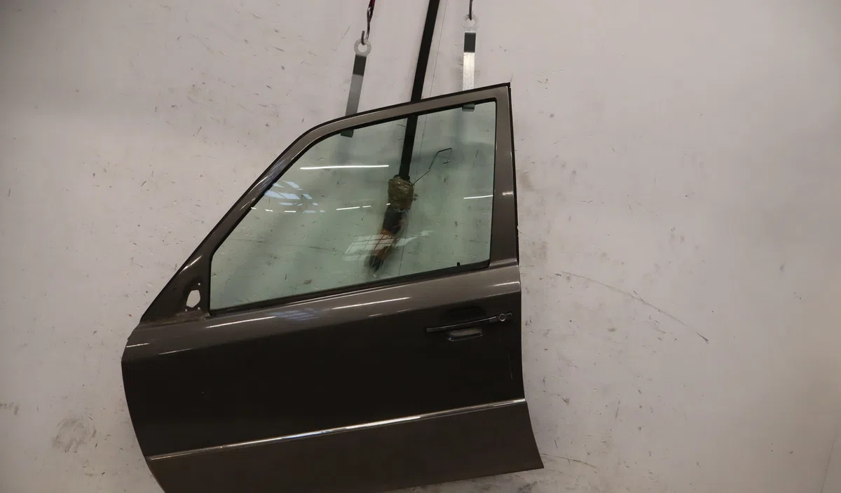 Porte avant gauche Mercedes-benz 124 A trois volumes (W124) 230 e (124.023) (1984-1992) occasion
