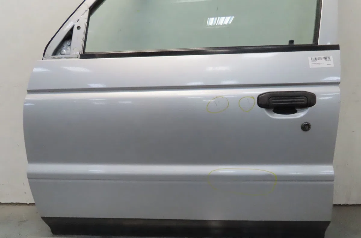 Porte avant gauche Mitsubishi PAJERO III (V7_W, V6_W) 2.5 tdi (v64w, v74w) (2001-2006) occasion