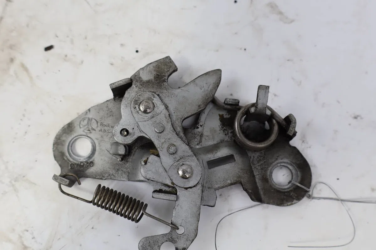Serrure capot Peugeot 405 II (4B) 1.8 (1992-1995) occasion