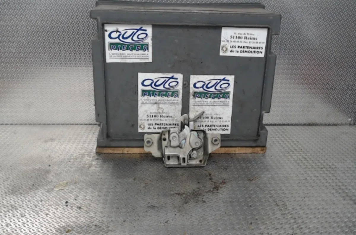 Serrure capot RENAULT CLIO 3  CLIO 3 PHASE 1 occasion