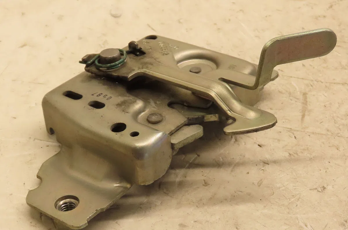 Serrure capot Renault CLIO III (BR0-1, CR0-1) 1.5 dci (c-br0g, c-br1g) (2005-2012) 5 portes occasion