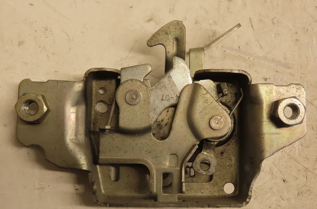 Serrure capot Renault CLIO III (BR0-1, CR0-1) 1.5 dci (c-br0g, c-br1g) (2005-2012) 5 portes occasion