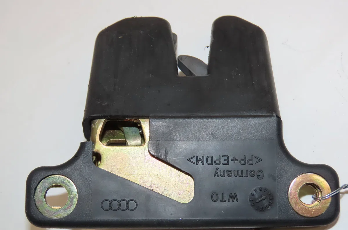 Serrure coffre arrière Audi 100 C4 A trois volumes (4A2) 2.5 tdi (1990-1994) occasion
