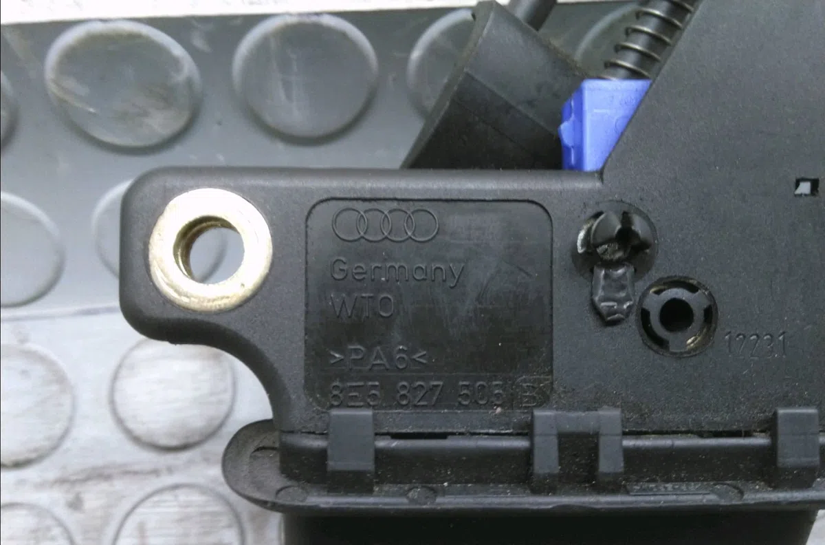 Serrure coffre arrière Audi A4 B6 (8E2) 2.5 tdi quattro (2000-2004) occasion