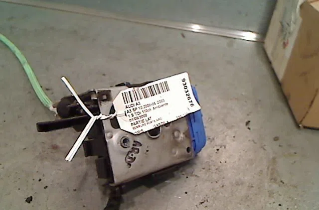 Serrure porte ard AUDI A3 2000 occasion