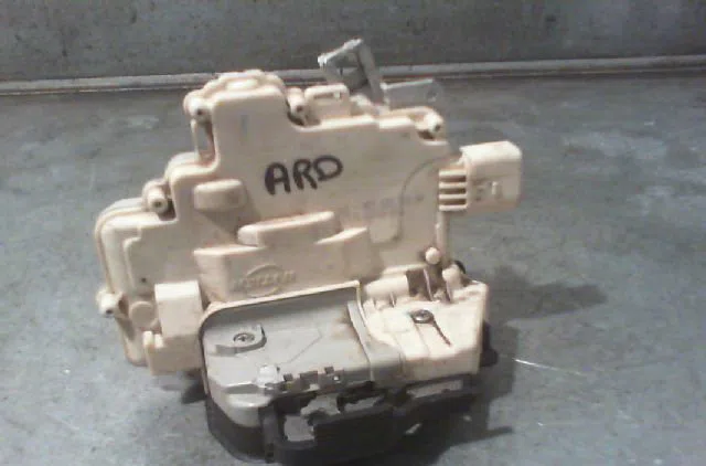 Serrure porte ard AUDI A4 2006 occasion