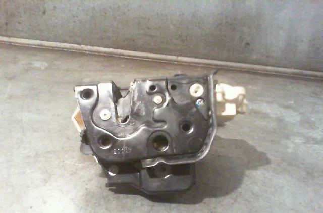 Serrure porte ard AUDI A4 2006 occasion