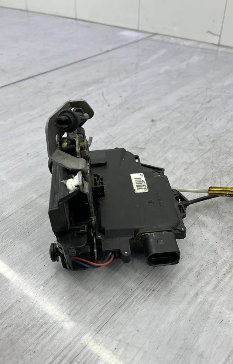 Serrure porte ard AUDI A6 2 PHASE 1 occasion