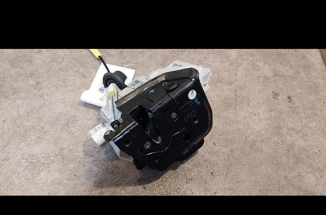 Serrure porte ard Audi A6 C6 (4F2) 2.4 (2004-2008) occasion