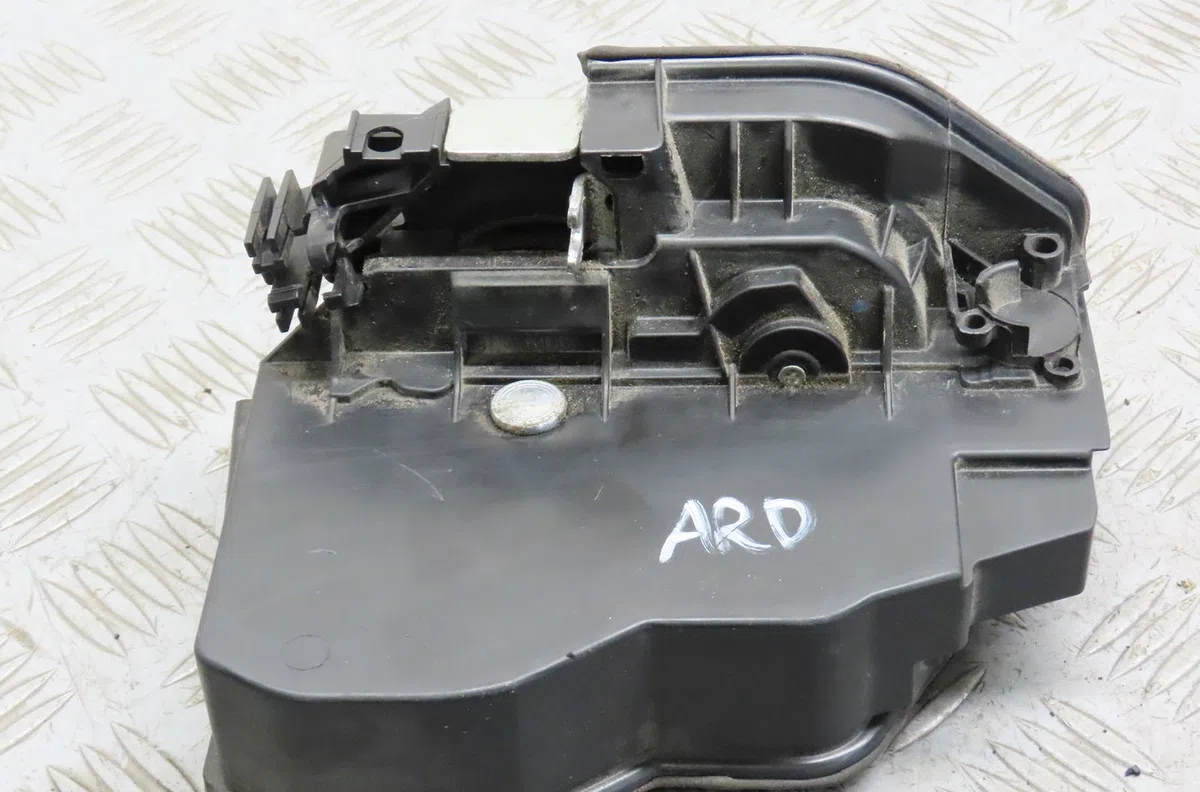 Serrure porte ard Bmw 1 (E87) 118 d (2004-2007) 5 portes occasion