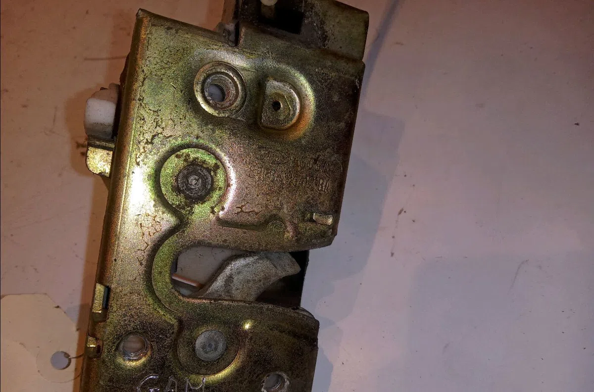 Serrure porte ard Ford FIESTA III (GFJ) 1.1 (1989-1995) occasion