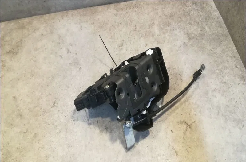 Serrure porte ard Ford FOCUS II (DA_, HCP, DP) 1.6 tdci (2004-2012) occasion