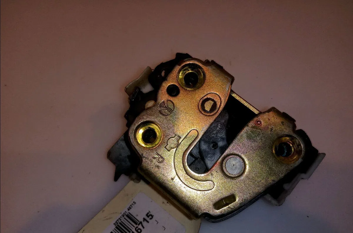 Serrure porte ard Nissan MICRA II (K11) 1.0 i 16v (1992-2000) occasion