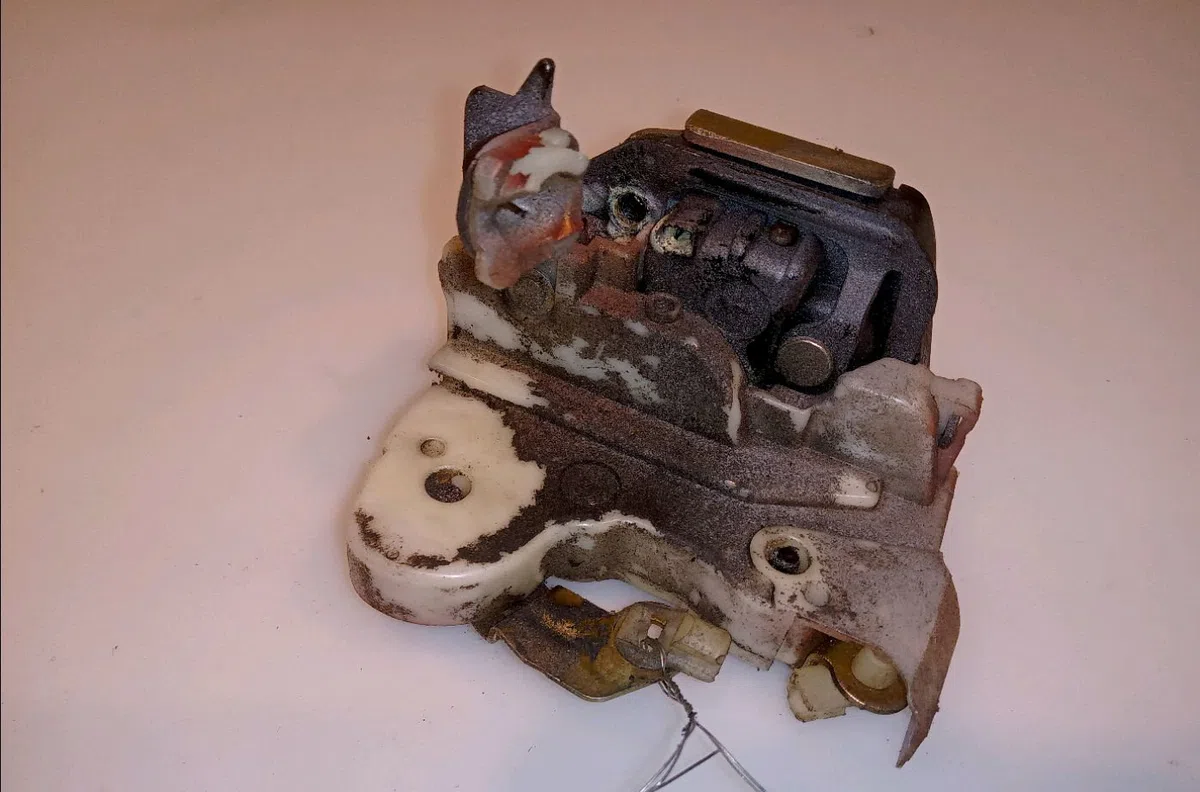 Serrure porte ard Nissan MICRA II (K11) 1.0 i 16v (1992-2000) occasion