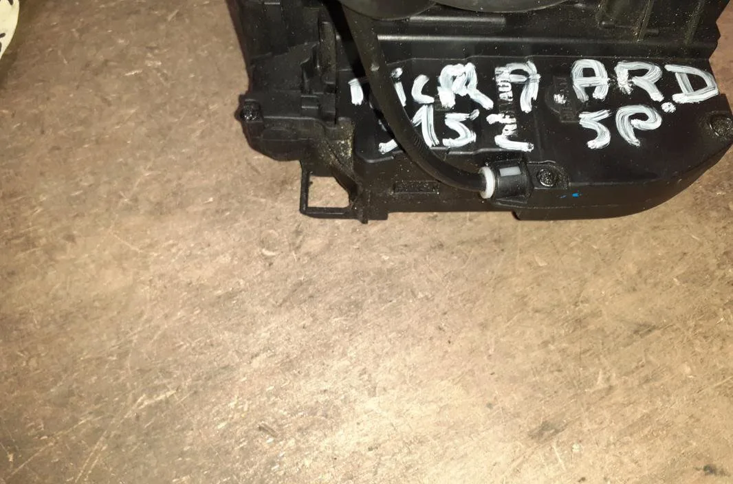 Serrure porte ard Nissan MICRA III (K12) 1.2 16v (2003-2010) occasion