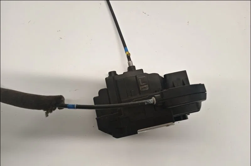 Serrure porte ard Nissan NOTE (E11, NE11) 1.6 (2006-2012) occasion