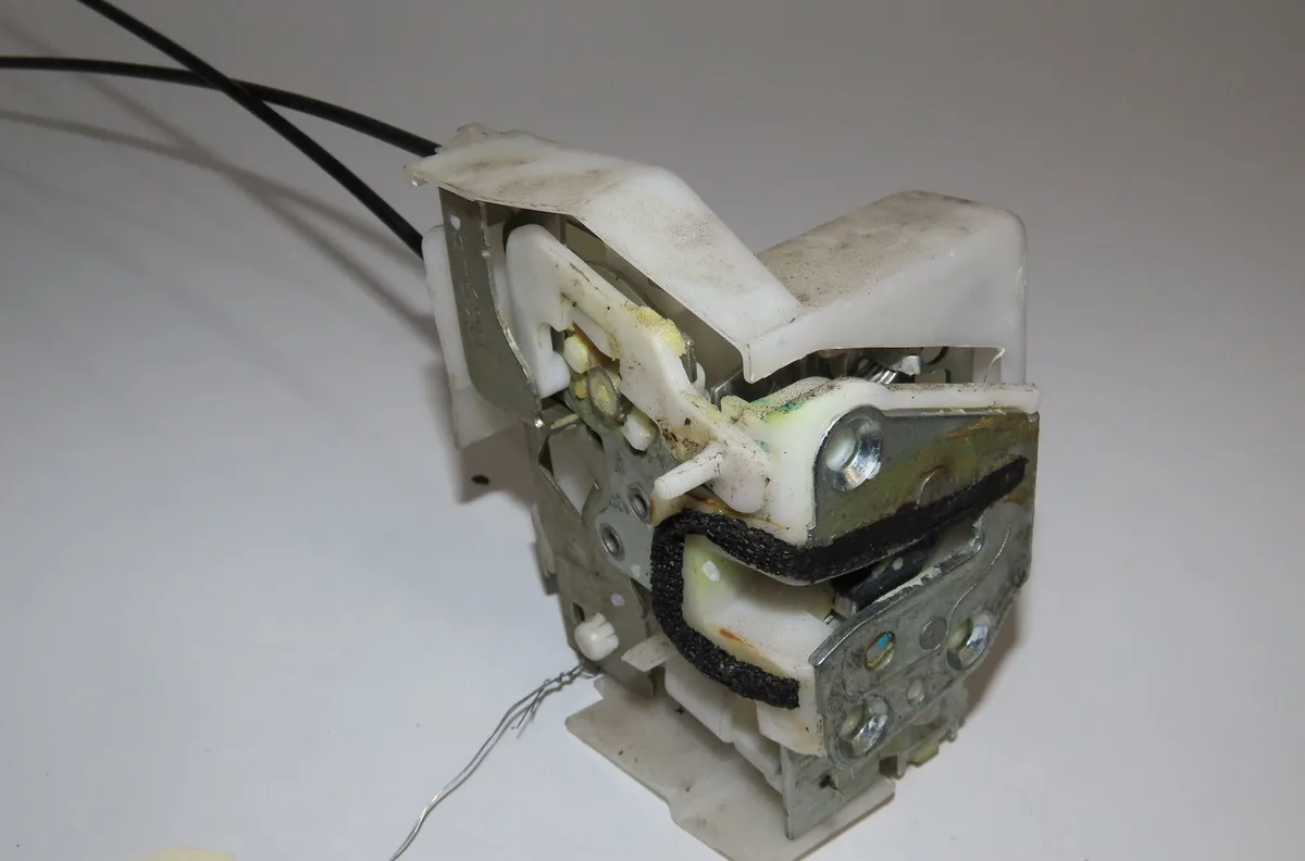 Serrure porte ard Nissan PIXO (UA0) 1.0 (2009) 5 portes occasion
