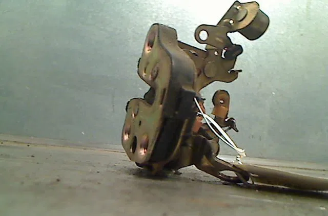 Serrure porte ard OPEL CORSA 1995 occasion