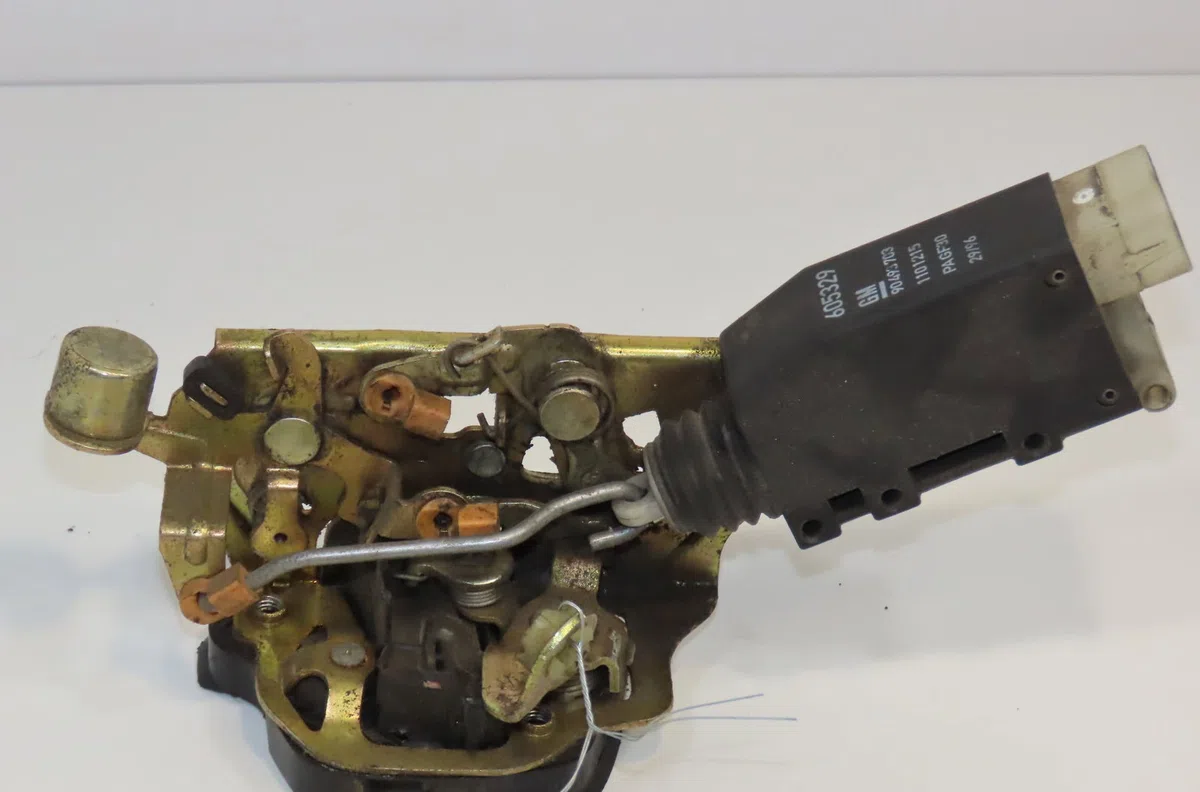 Serrure porte ard Opel CORSA B (S93) 1.4 i (f08, f68, m68) (1993-2000) occasion