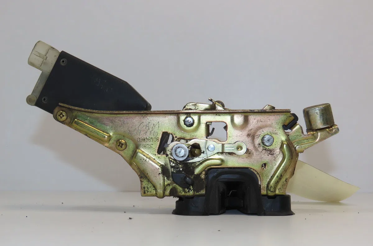 Serrure porte ard Opel CORSA B (S93) 1.4 i (f08, f68, m68) (1993-2000) occasion