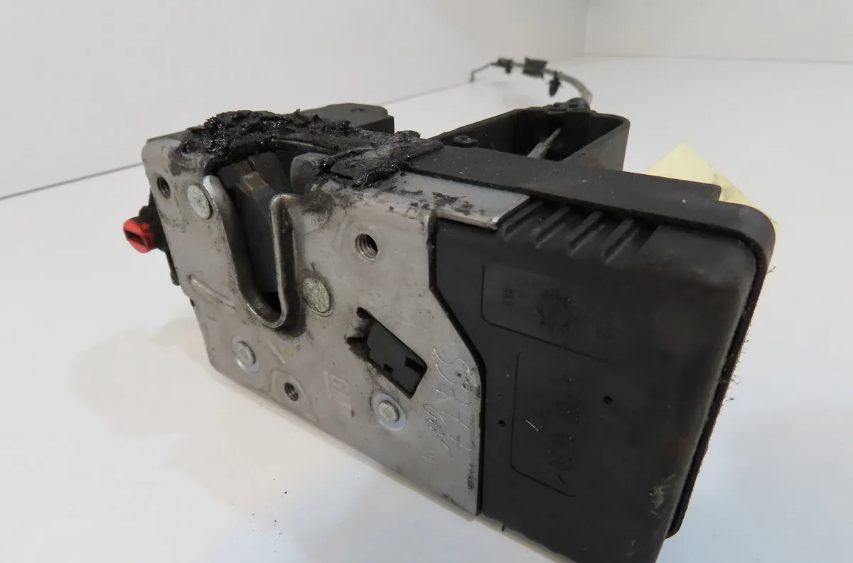 Serrure porte ard Opel CORSA C (X01) 1.7 dti (f08, f68) (2000-2009) 5 portes occasion