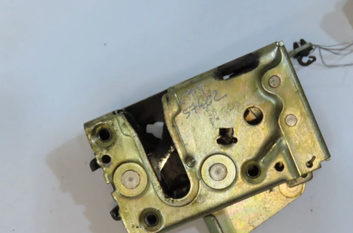 Serrure porte ard Peugeot 106 I (1A, 1C) 1.0 (1991-1996) occasion