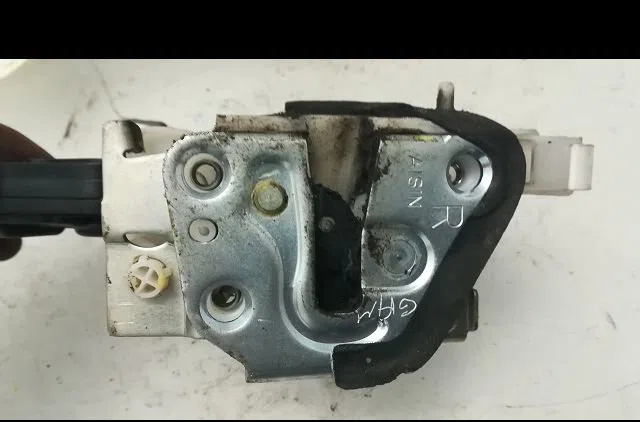 Serrure porte ard Peugeot 107 (PM_, PN_) 1.0 (2005-2014) 3 portes occasion