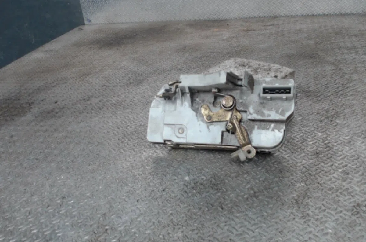 Serrure porte ard PEUGEOT 206  206 PHASE 1 BREAK occasion