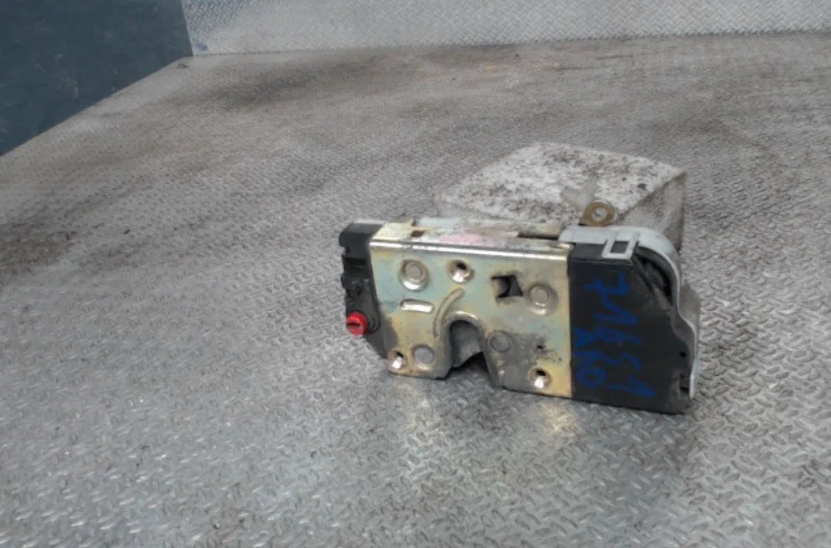 Serrure porte ard PEUGEOT 206  206 PHASE 1 BREAK occasion