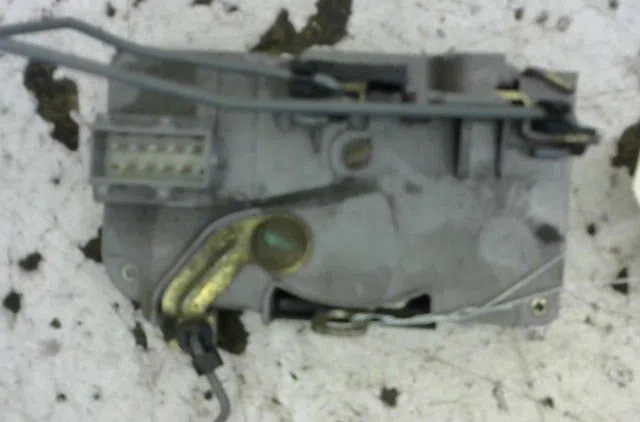 Serrure porte ard Peugeot 206 3-5 portes (2A-C) 1.6 i (1998-2000) occasion