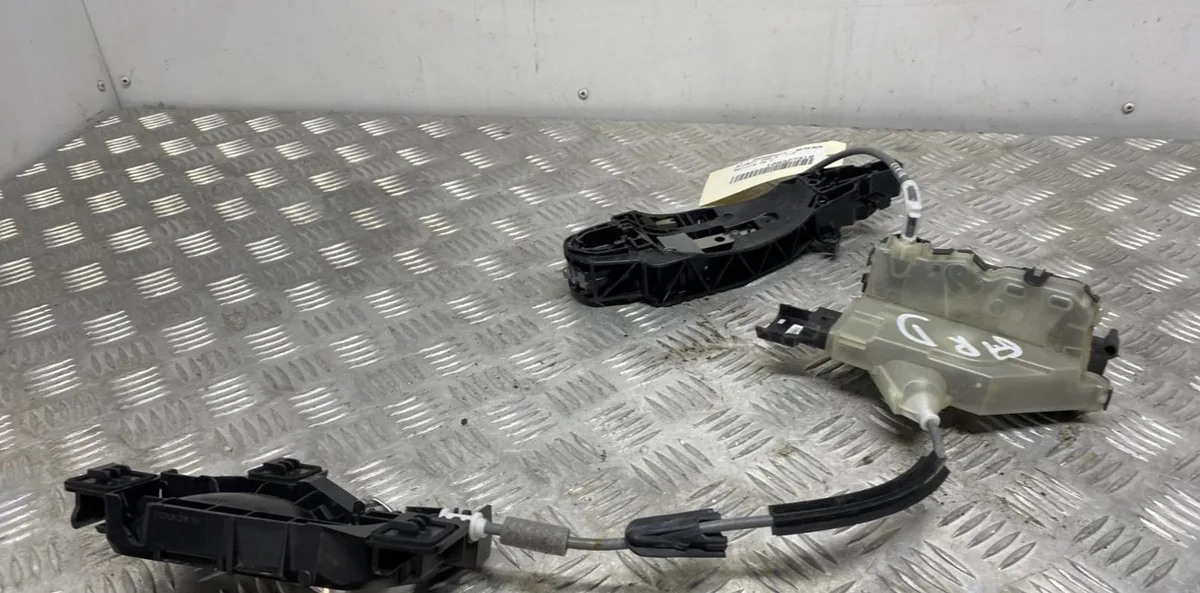 Serrure porte ard PEUGEOT 208 2 occasion