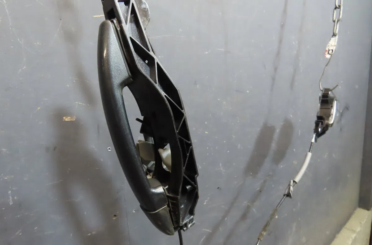 Serrure porte ard Peugeot 208 I (CA_, CC_) 1.4 hdi (2012) 3 portes occasion