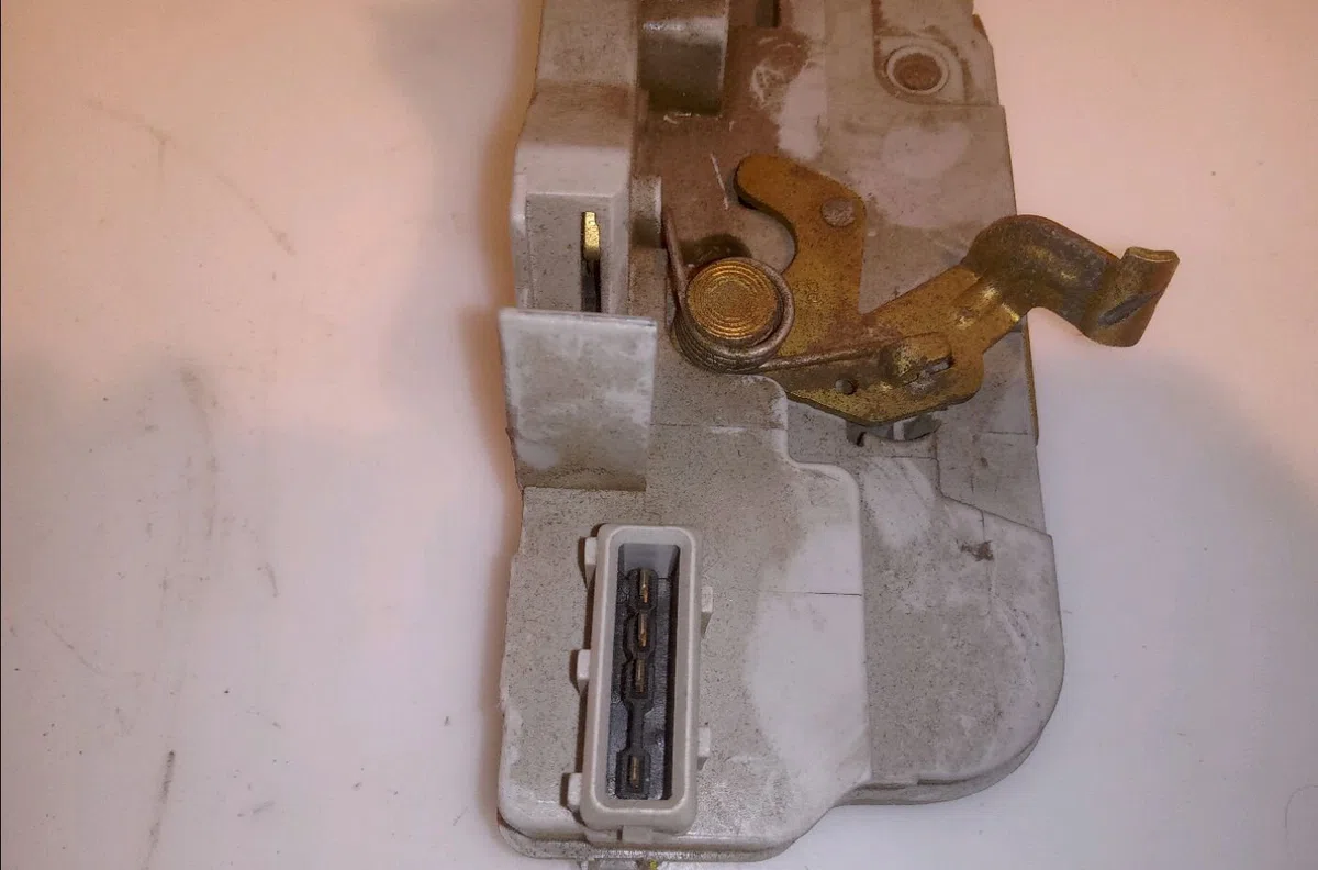 Serrure porte ard Peugeot 307 (3A-C) 2.0 hdi 135 (2003-2007) occasion