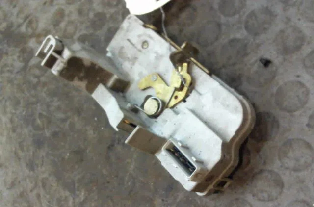 Serrure porte ard Peugeot 307 Break (3E) 1.6 hdi (2005-2008) 5 portes occasion