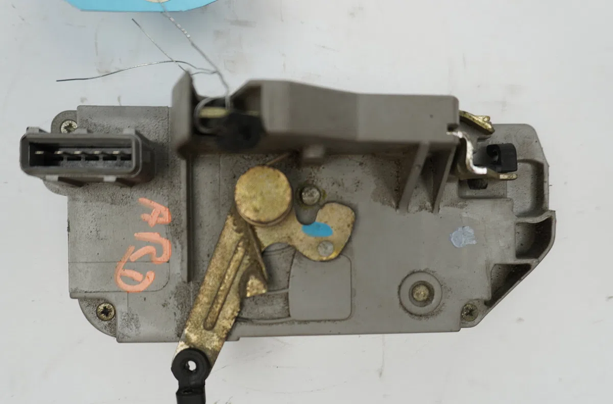 Serrure porte ard Peugeot 406 (8B) 1.6 (1995-2004) occasion