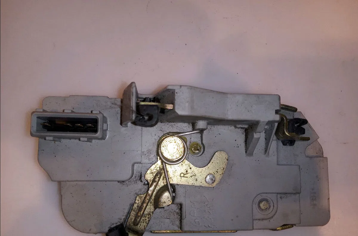 Serrure porte ard Peugeot 406 Break (8E-F) 2.0 hdi 110 (1999-2004) 5 portes occasion