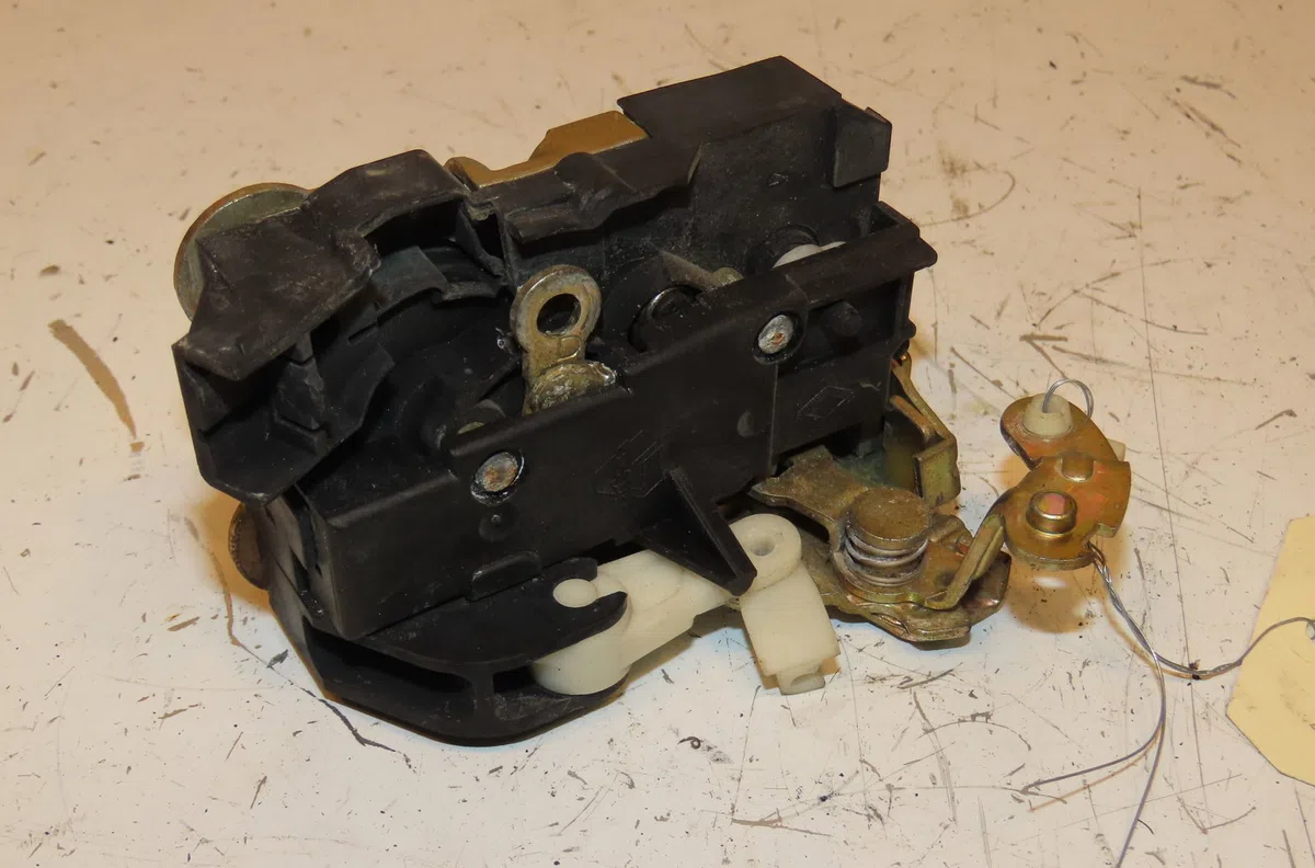 Serrure porte ard Renault CLIO I (B-C57_, 5-357_) 1.1 (1991-1998) occasion