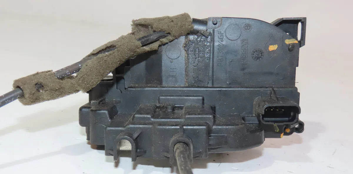 Serrure porte ard Renault CLIO III (BR0-1, CR0-1) 1.2 16v (br0r, br1d, br1l, cr0r) (2005-2014) occasion