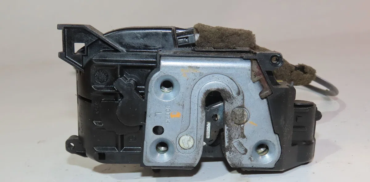 Serrure porte ard Renault CLIO III (BR0-1, CR0-1) 1.2 16v (br0r, br1d, br1l, cr0r) (2005-2014) occasion