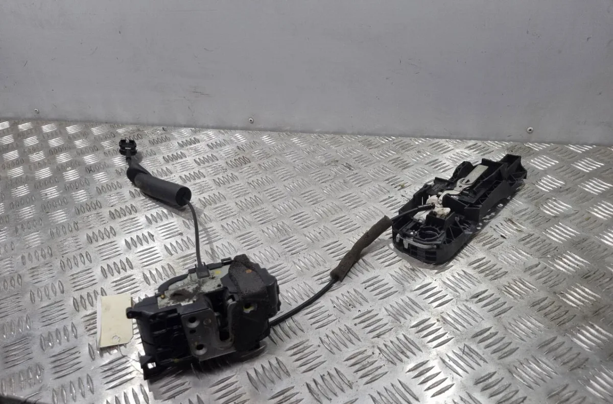 Serrure porte ard RENAULT MEGANE 3 PHASE 3 BREAK occasion