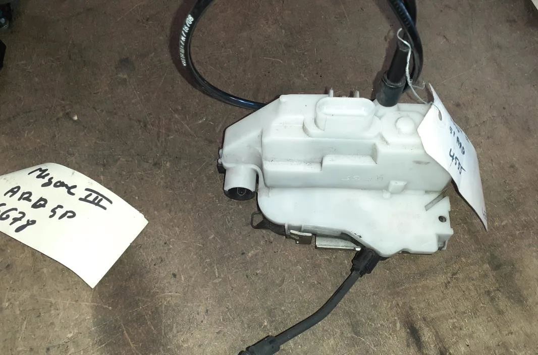 Serrure porte ard Renault MEGANE II (BM0-1_, CM0-1_) 1.5 dci (bm1e, cm1e) (2005-2008) occasion