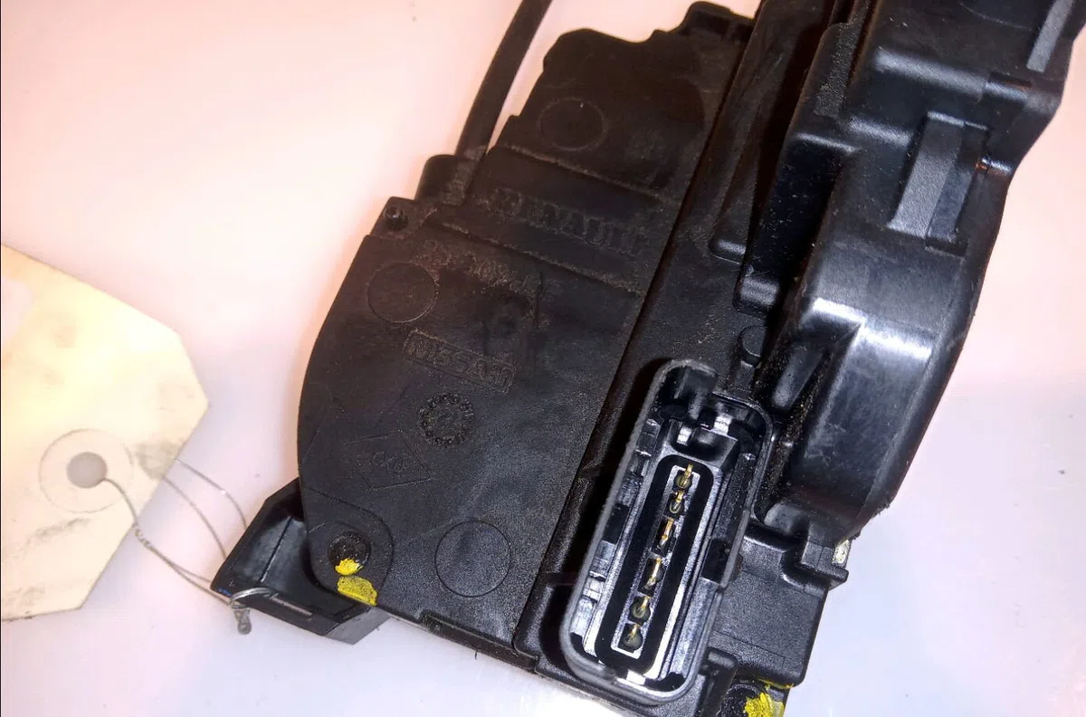 Serrure porte ard Renault MEGANE III 3-5 portes (BZ0-1_, B3_) 1.5 dci (bz09, bz0d, bz1w, bz29, bz14) (2009) 5 portes occ