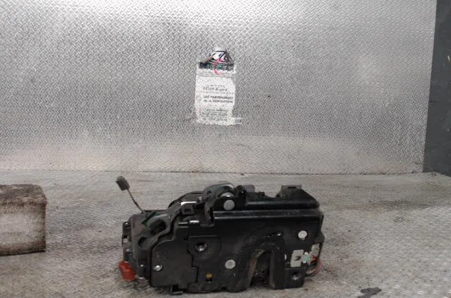 Serrure porte ard SKODA FABIA 2  FABIA 2 PHASE 1 occasion